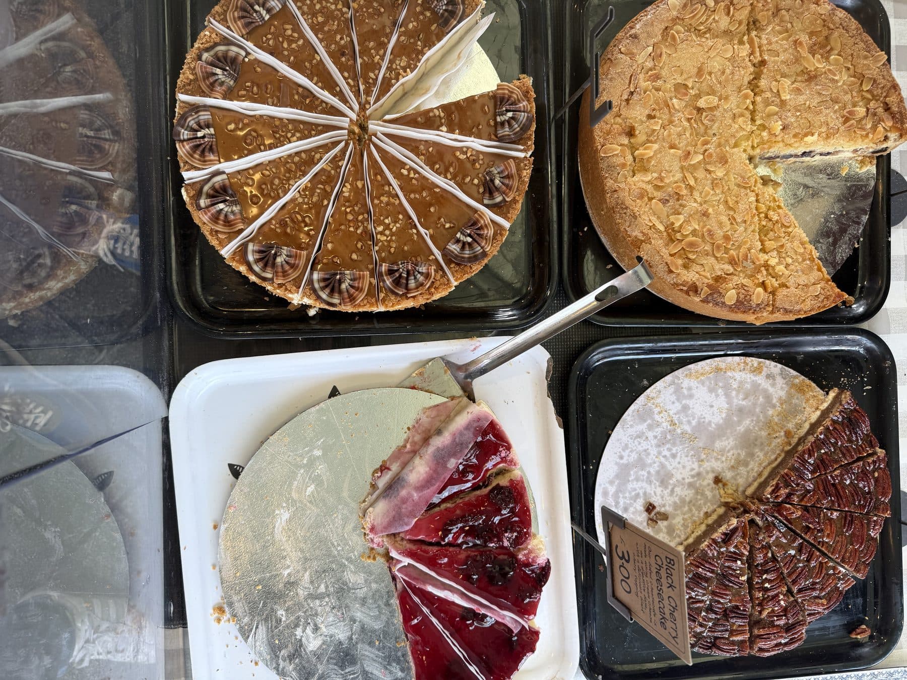 Cakes and cheesecakes by the slice